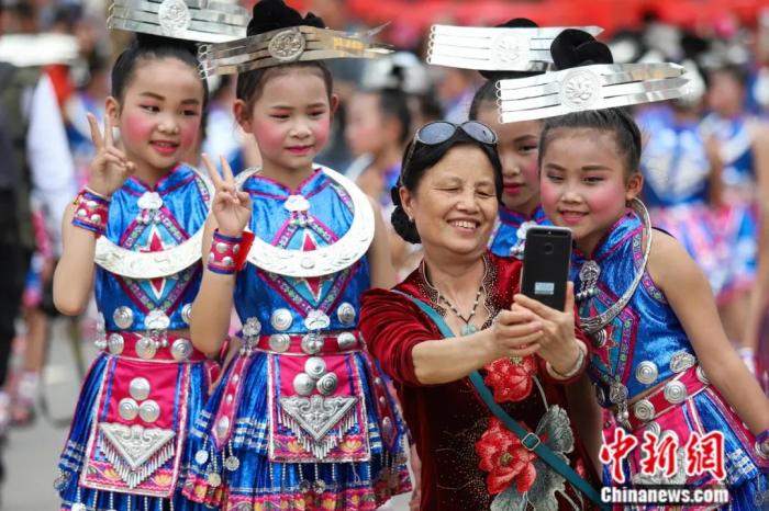 2018年4月28日,中国苗族姊妹节盛装巡游活动在贵州省黔东南州台江县举行。苗族姊妹节被誉为“最古老的东方情人节”。<a target='_blank' href='/'>中新社</a>记者 瞿宏伦 摄