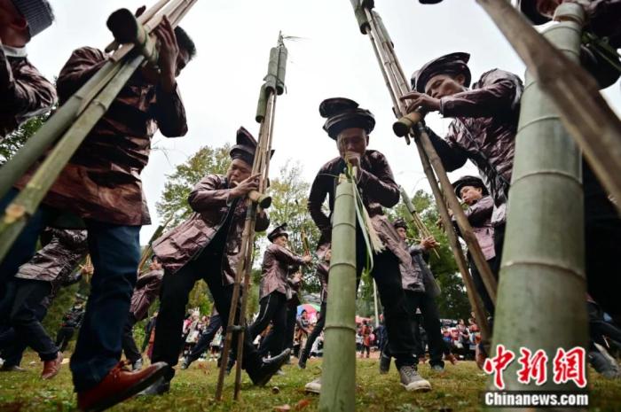 2020年11月24日,贵州省黔东南苗族侗族自治州从江县下江镇隆里村举行一年一度的芦笙节,苗侗同胞身穿盛装,载歌载舞。<a target='_blank' href='/'>中新社</a>发 吴德军 摄