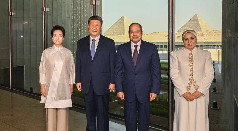 习近平和彭丽媛同埃及总统塞西夫妇共同参观大埃及博物馆